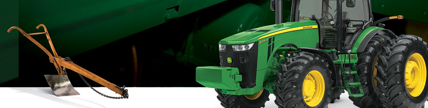 Bilder av både en moderne John Deere-traktor ved siden av den originale stålplogen