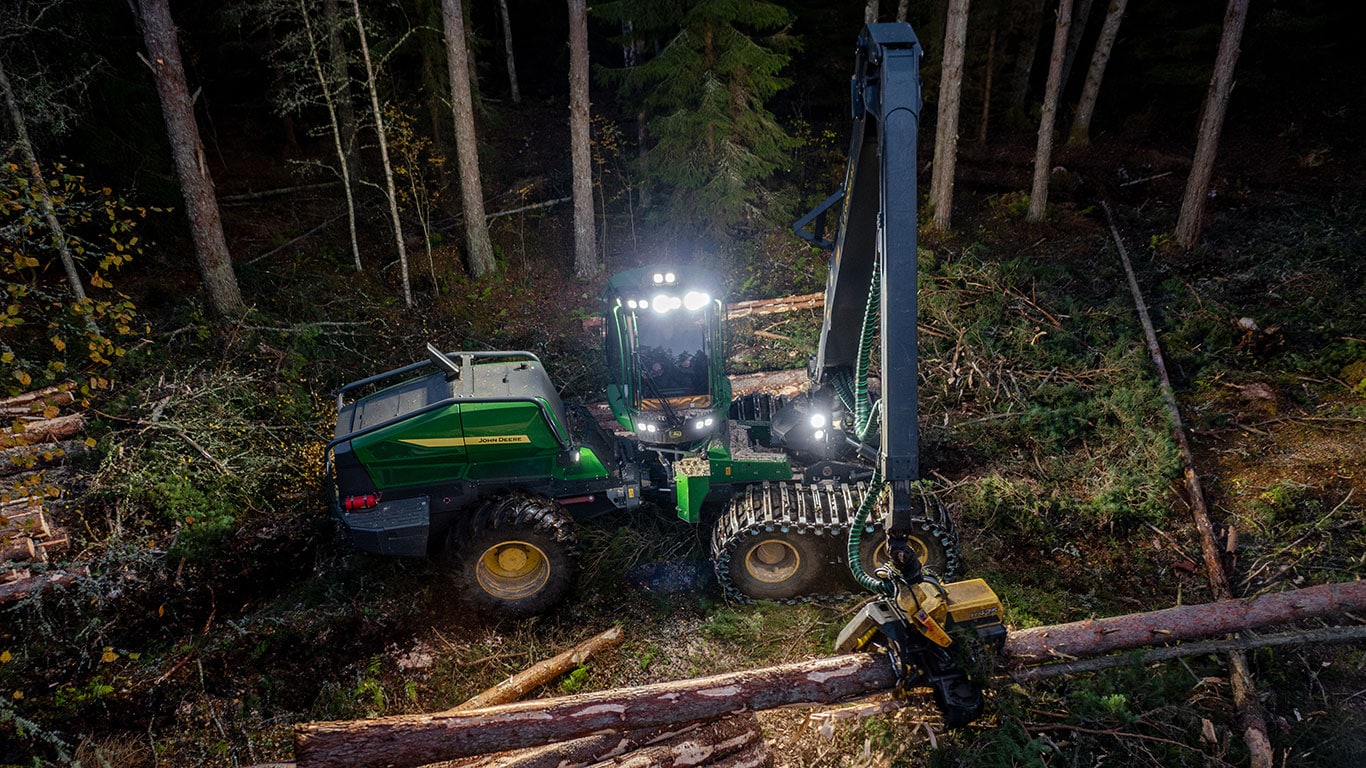 Hogstmaskin i den mørke skogen