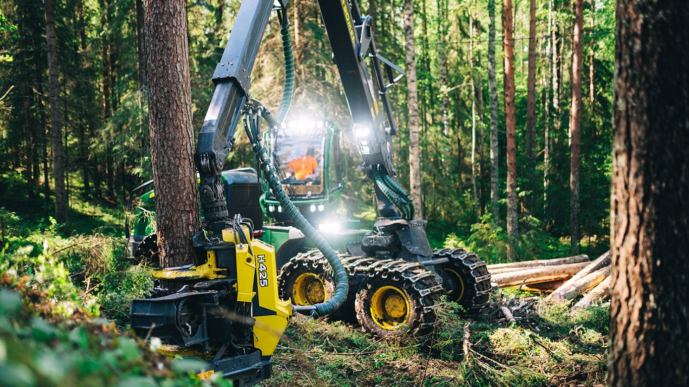 Innhøstingsmaskin i skogen