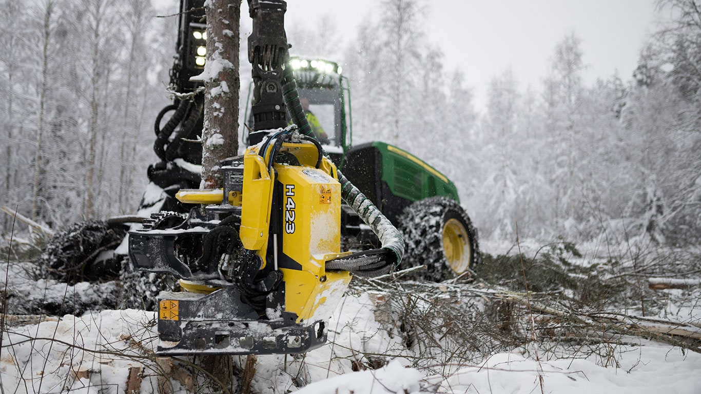 Innhøstingsmaskin i skogen