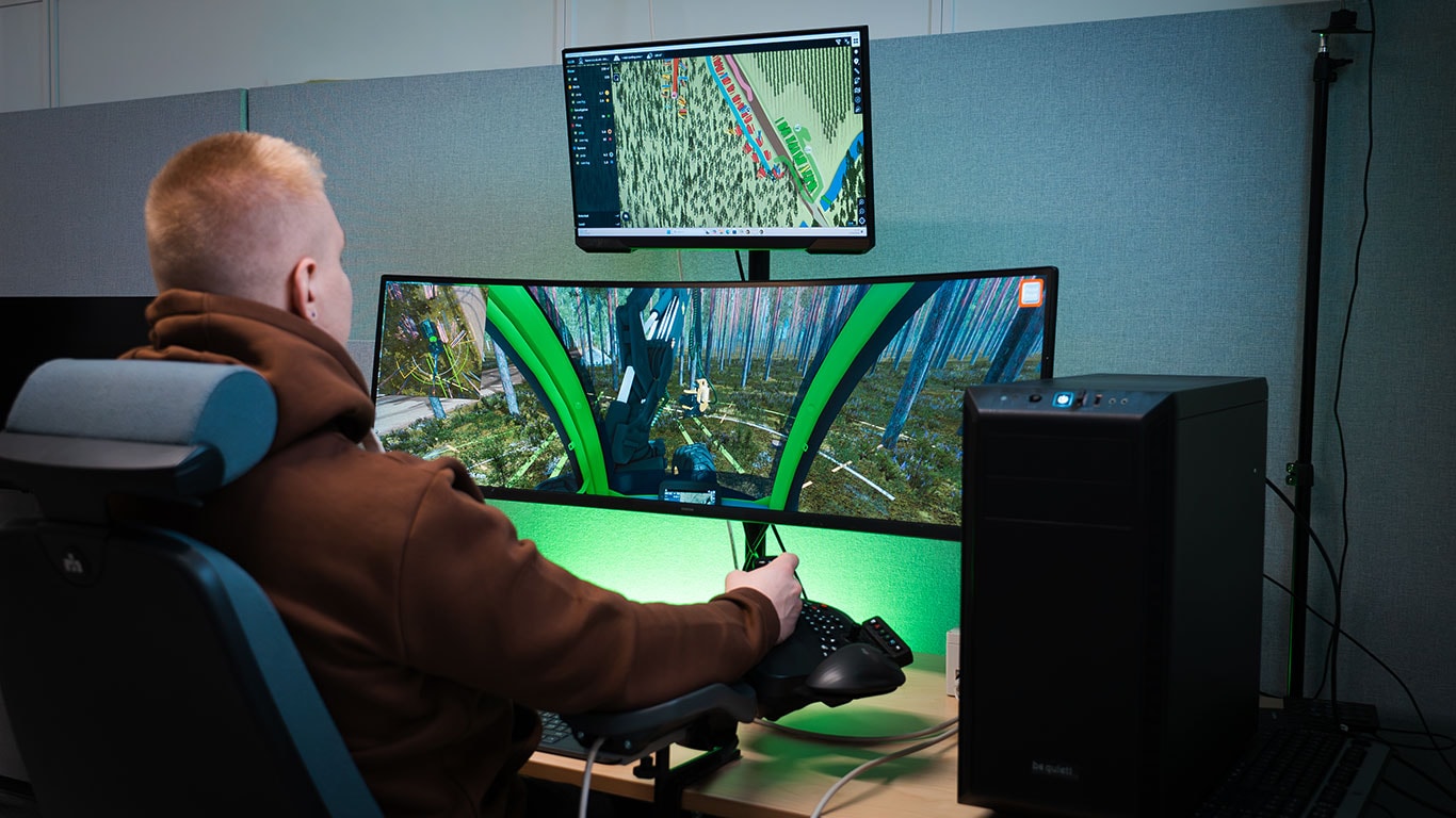 Skogsmaskinoperatør som bruker John Deere Simulator Edu