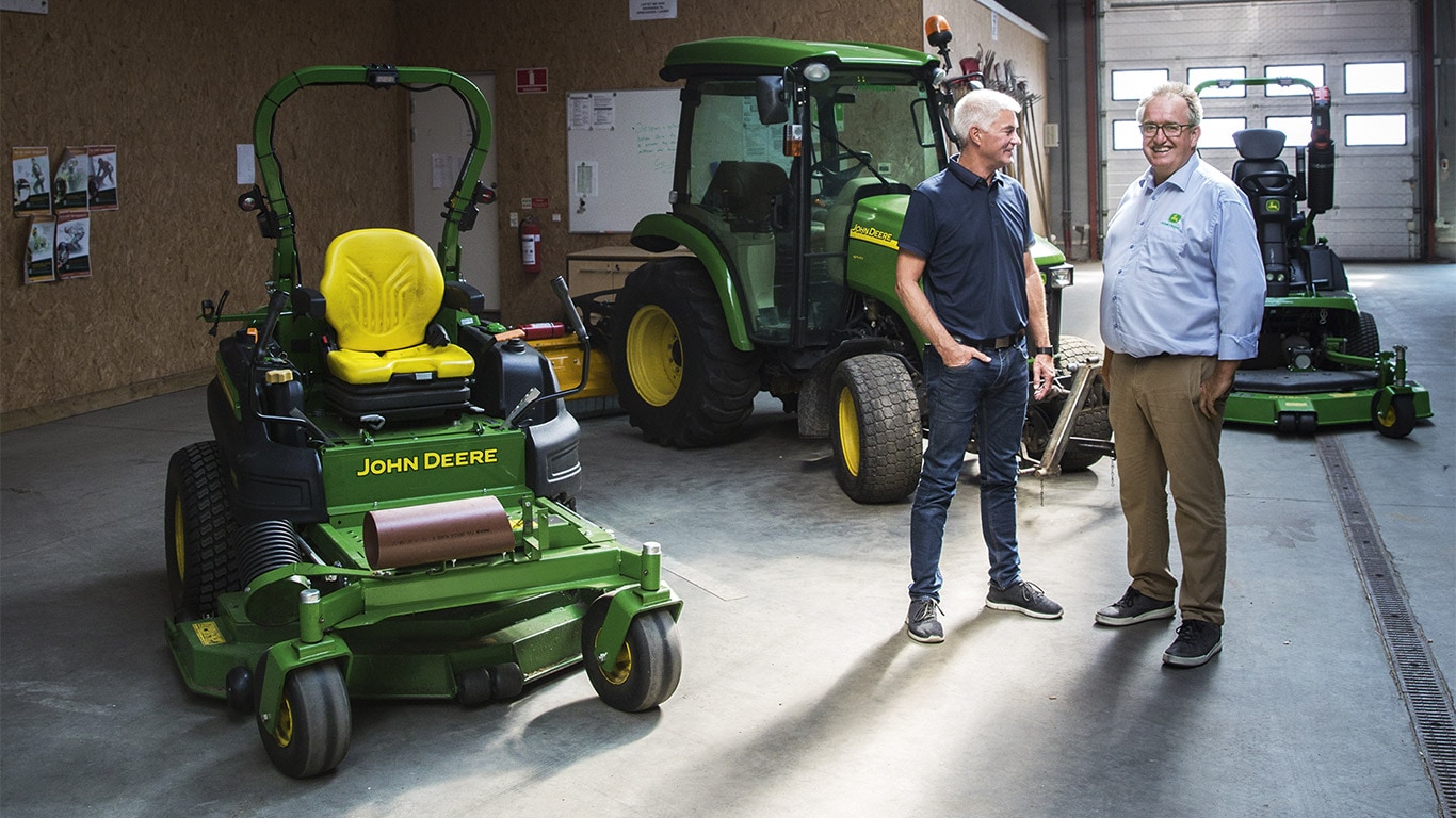 Kommersiell slått, maskinhall, zero-turn slåmaskin, kompakttraktor, kunde, forhandler, samtale