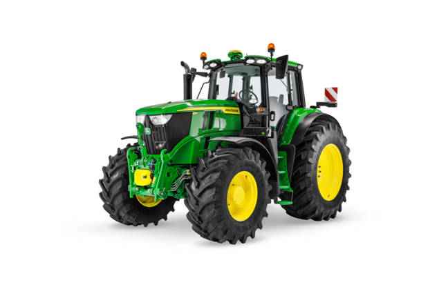 Studiobilde av John Deere 6M 220-traktor viser store bakdekk og moderne førerhyttedesign