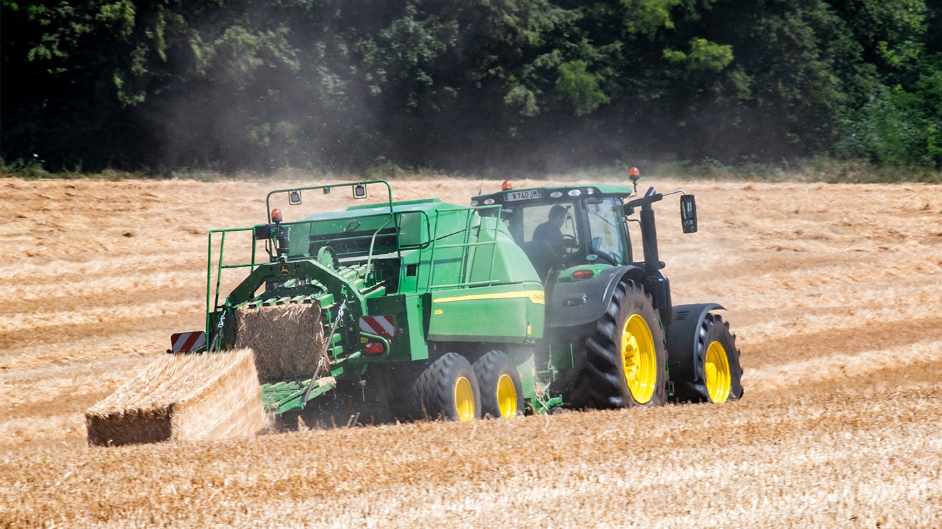 John Deere™ L634 stor firkantballepresse med 6R traktor i halm