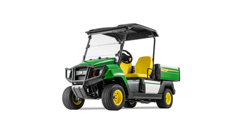 Fremre trekvart visning av et John Deere Gator GS bensindrevet kjøretøy med robust støtfanger og romslig lasteplan.