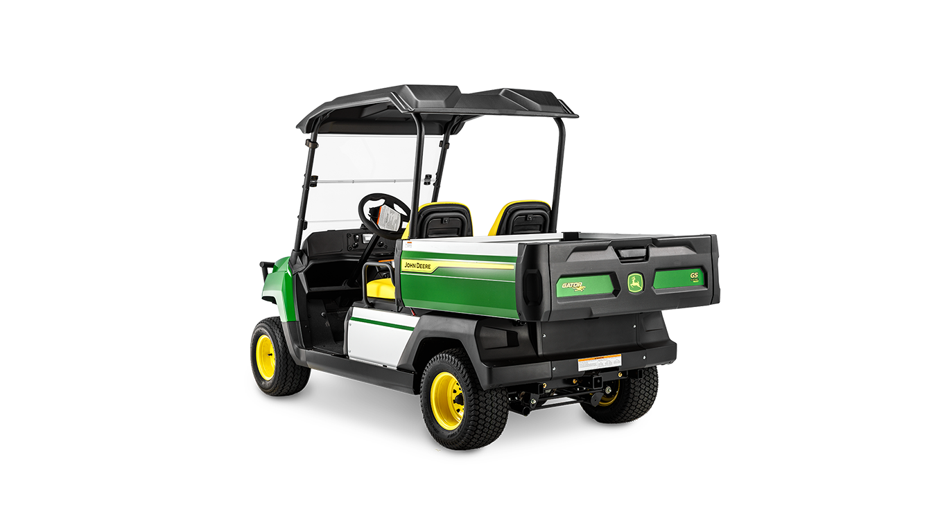 Sett fra baksiden av en elektrisk John Deere Gator GS- modell med lasteplan og to seter under et svart tak.
