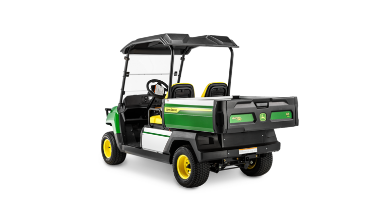 Bakovervinklet visning av en John Deere Gator GS bensinmodell som viser lasteplan, doble seter og beskyttende tak.