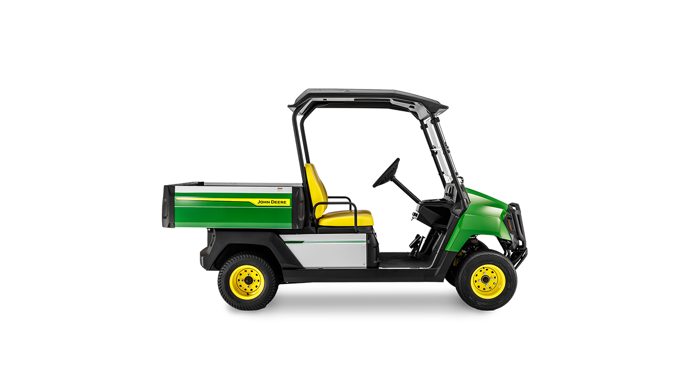 Sidevisning av et elektrisk kjøretøy fra John Deere Gator GS med grønn karosseri, gule seter og svart tak på hvit bakgrunn.