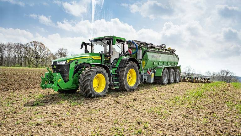 8r-traktor-visning