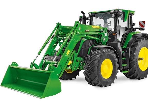 John Deere-traktor med utvidet frontlaster og skuffe, studiobilde fremhever lasterens rekkevidde og løftehøyde.