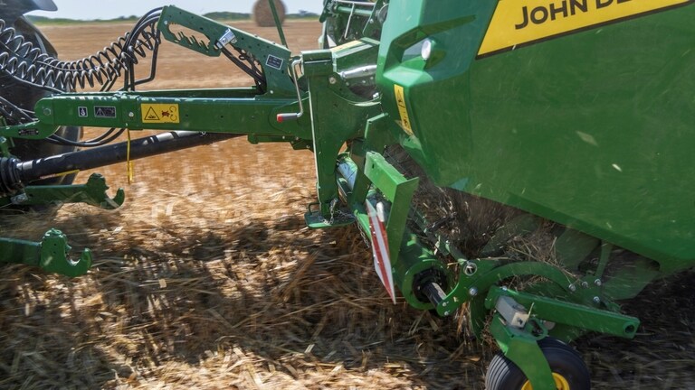 Den høye kapasiteten til en John Deere VR-presse som suger inn en stor halmranke