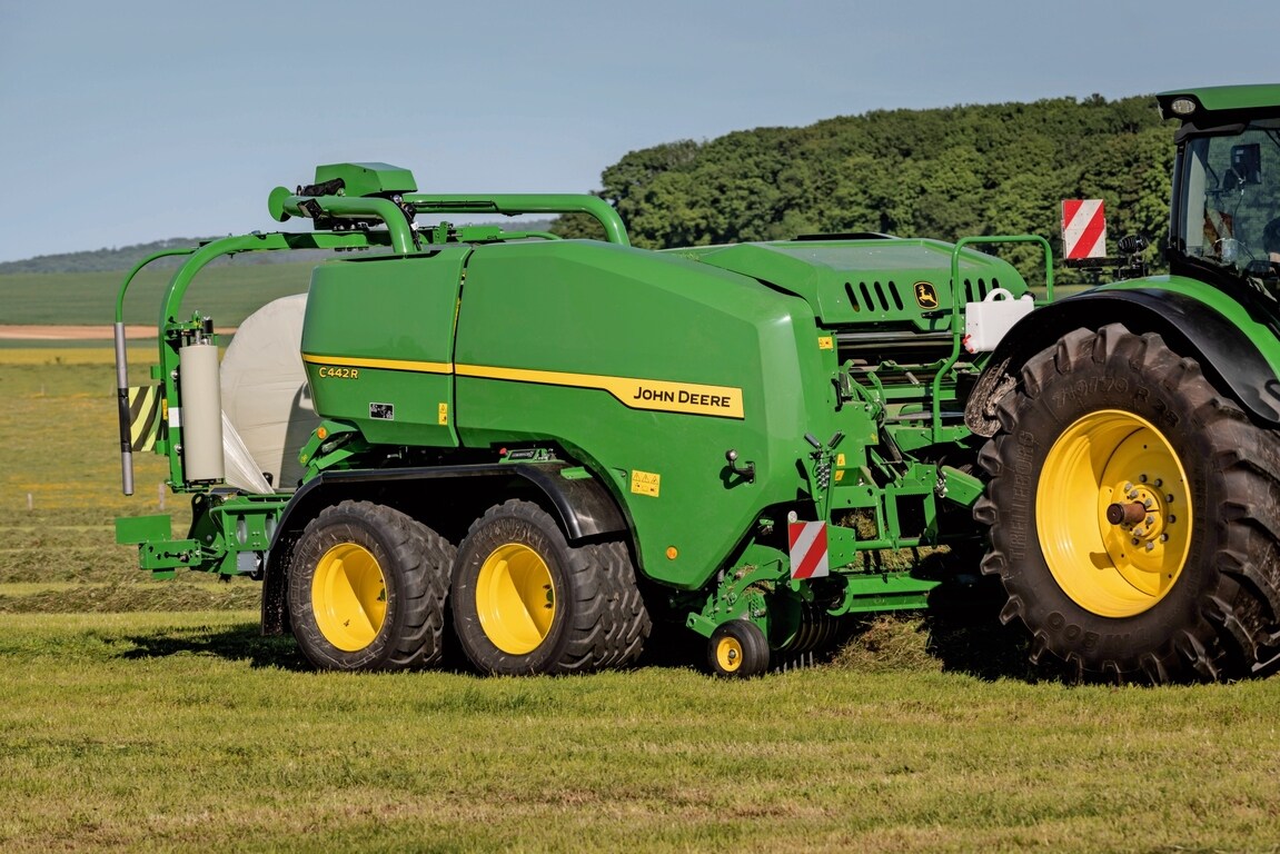 John Deere C442R kombipresse som lager høytetthets silofôrballer.