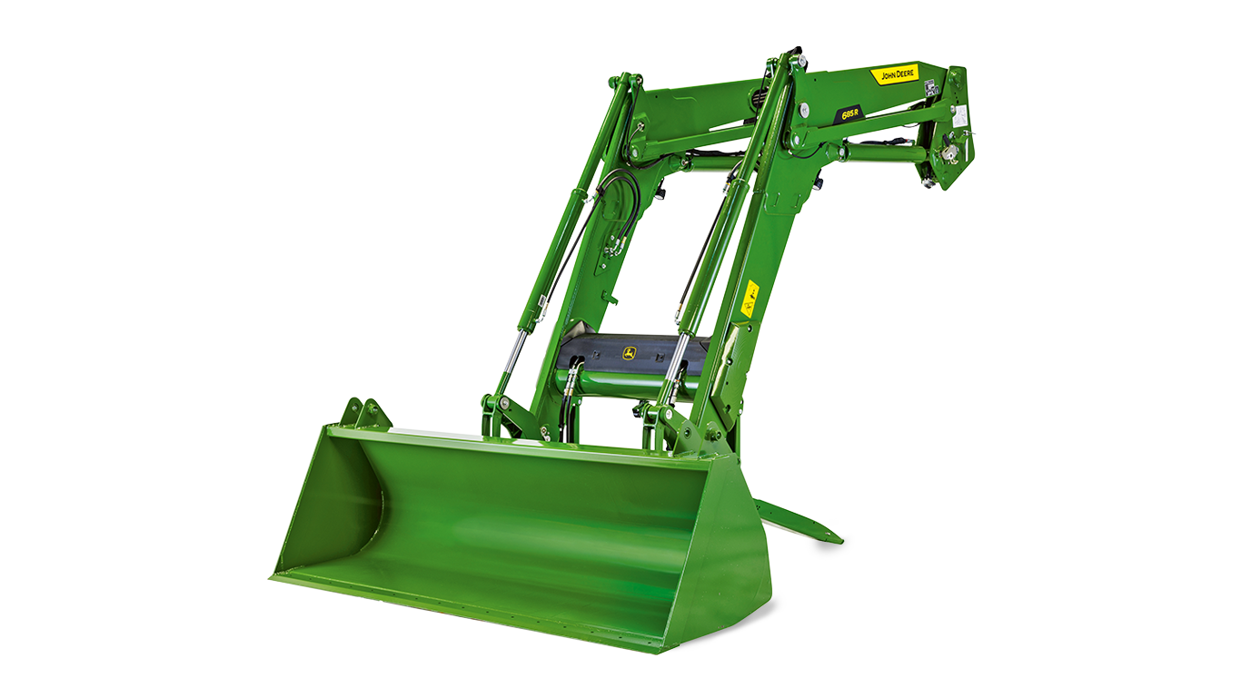 Grønn John Deere-traktor med frontlaster hevet, på hvit bakgrunn for detaljvisning av landbruksutstyr.