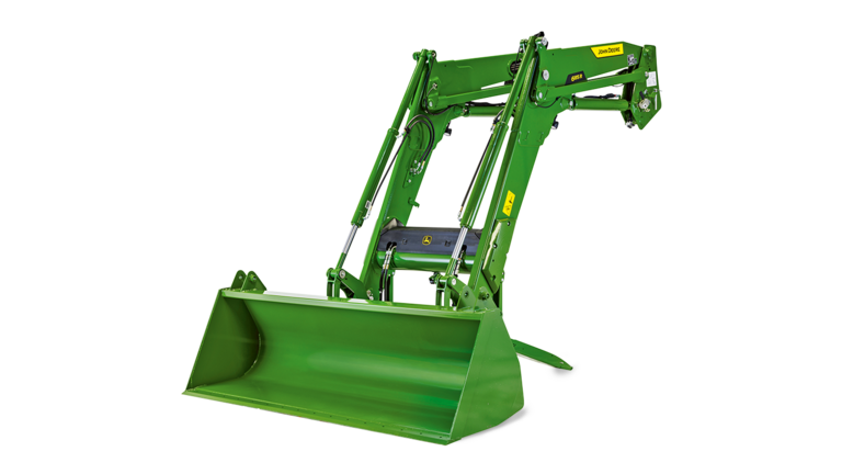 Grønn John Deere-traktor med frontlaster hevet, på hvit bakgrunn for detaljvisning av landbruksutstyr.